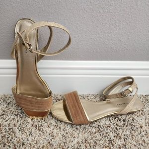 NWOT Bandolino Sandals Strappy Leather Gold Flat Neutral 9.5